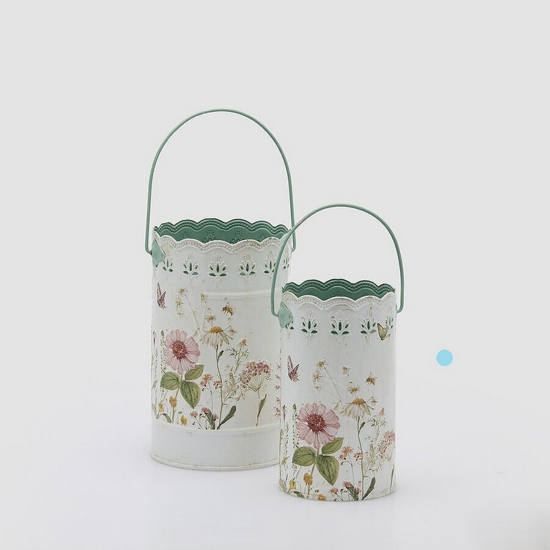 Vaso in metallo decorato con fiori, perfetto come decorazione primaverile